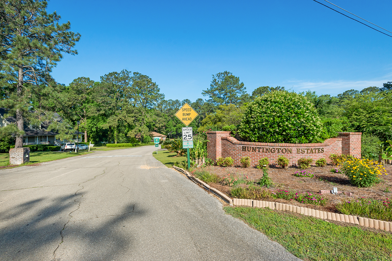 Huntington Estates Entrance sign on a blue sky day