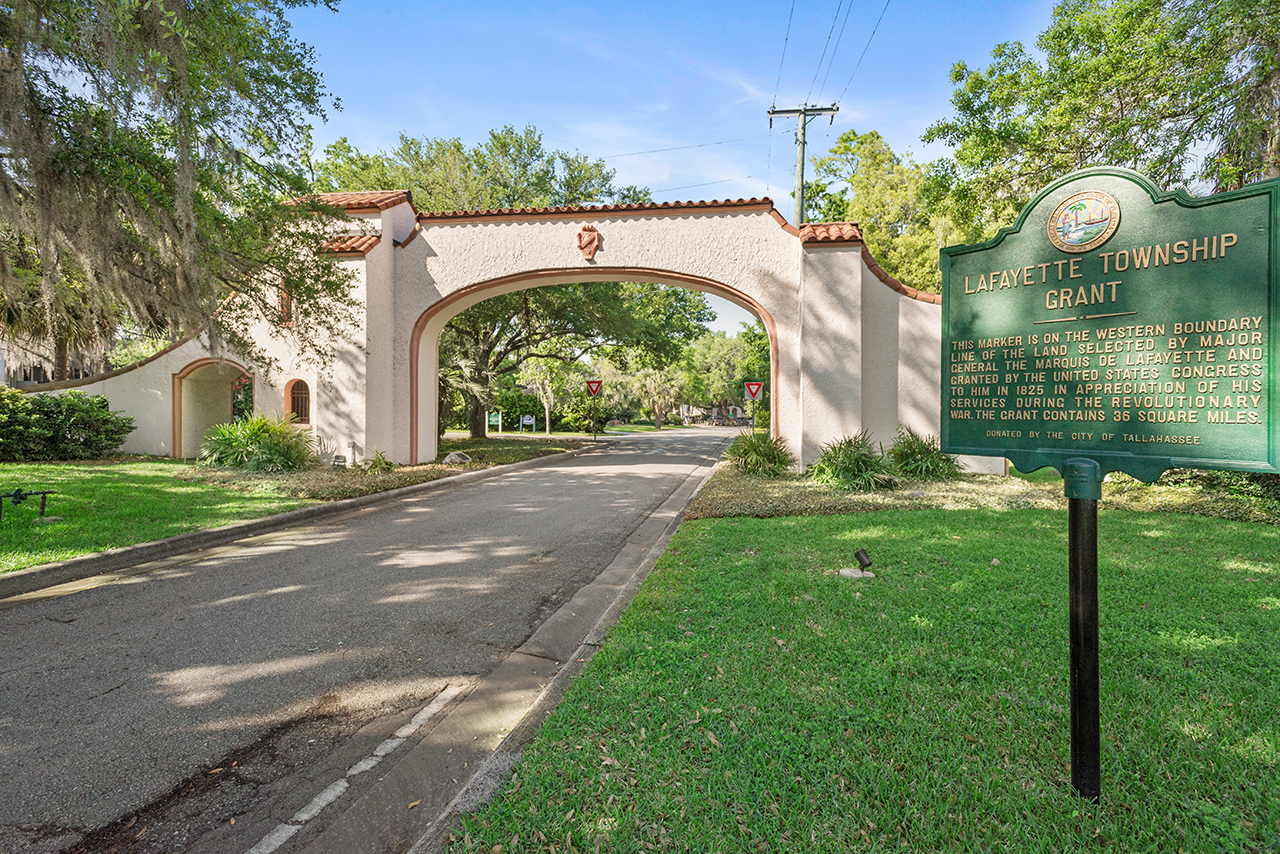Los Robles Spanish-style entrance in front of the neighborhood